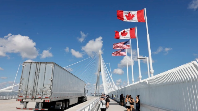 Canada chính thức áp thuế quan tới 50% với Mỹ