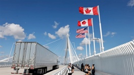 Canada chính thức áp thuế quan tới 50% với Mỹ