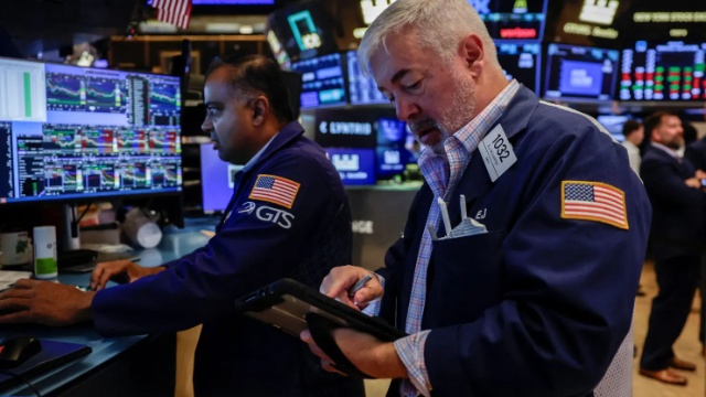 Dow Jones giảm hơn 600 điểm 