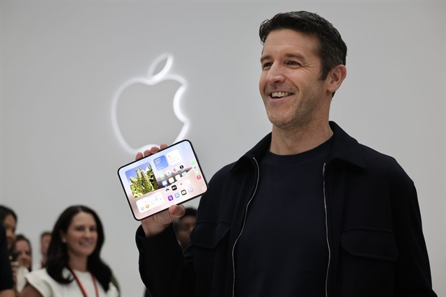 Apple ra mắt iPhone gập đầu tiên, bản đắt nhất gần 104 triệu đồng