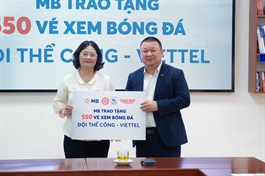 MB trao tặng hơn 600 vé xem bóng đá cho Trường THCS Giảng Võ