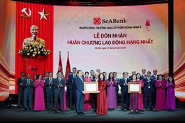 Doanh nhân Nguyễn Thị Nga được trao tặng Danh hiệu Anh hùng Lao động, Ngân hàng SeABank đón nhận Huân chương Lao động hạng Nhất và Bằng khen của Bộ Công an