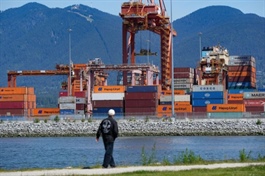 Mỹ bất ngờ gỡ thuế 50% với xi măng Canada