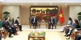 Việt Nam urges US investment in battery, green technology