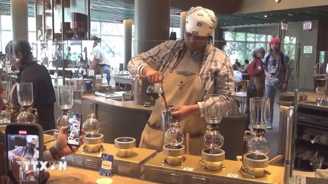 Nhân viên Starbucks trình diễnpha chế và giới thiệu càphê cho khách tại khu vực trải nghiệm của Starbucks Reserve Roastery- chi nhánh Starbucks lớn nhất thế giới ở Chicago, bang Illinois. (Ảnh: Đoàn Hùng/TTXVN)