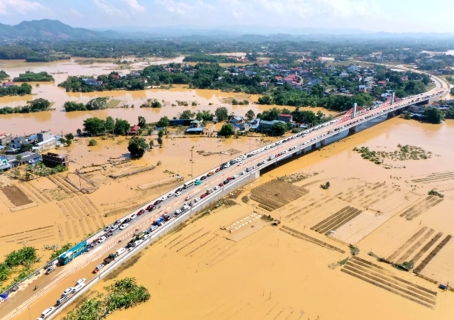 Lũ rút trong vài ngày, dòng tiền doanh nghiệp mất bao lâu để hồi phục?