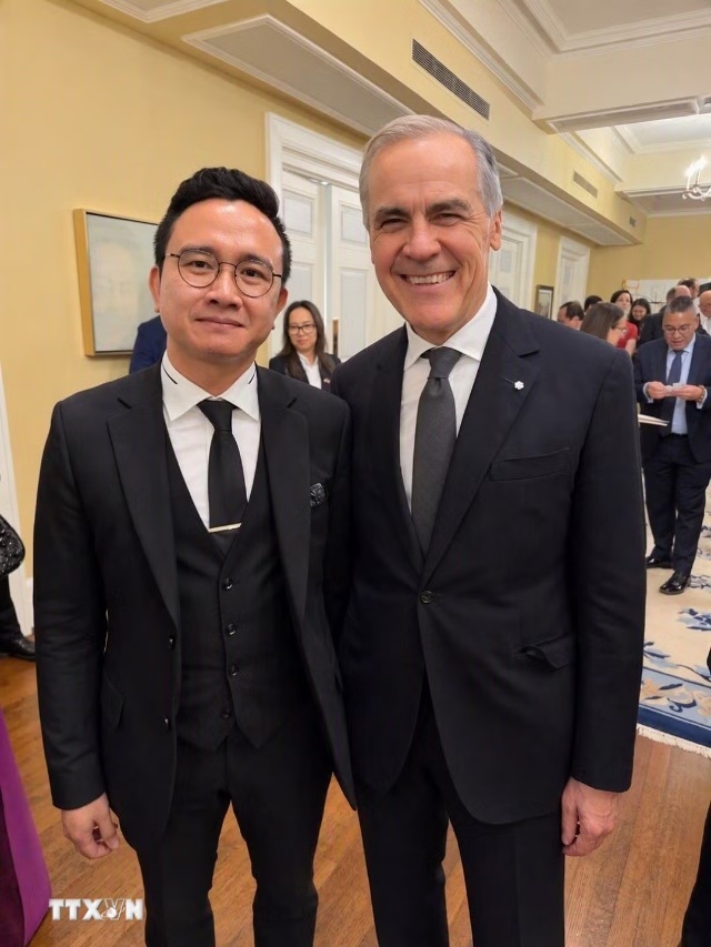 Phó Giáo sư Đặng Đức Huy (trái) chụp ảnh chung với Thủ tướng Canada Mark Carney trong buổi tiệc chiêu đãi do Toàn quyền Canada tổ chức. (Ảnh: TTXVN phát)