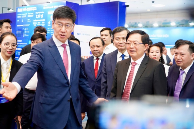 Ông Na Ki Hong giới thiệu sản phẩm Samsung với Phó Thủ tướng Hồ Quốc Dũng