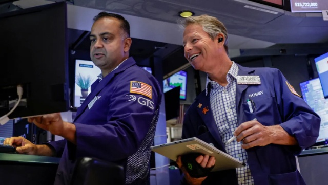 S&P 500 lần đầu vượt mốc 7,800 điểm, Dow Jones tăng hơn 250 điểm