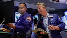 S&P 500 lần đầu vượt mốc 7,800 điểm, Dow Jones tăng hơn 250 điểm