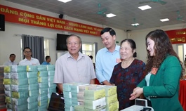 Người dân nhận bao tải tiền bồi thường giải phóng mặt bằng: Có rủi ro?