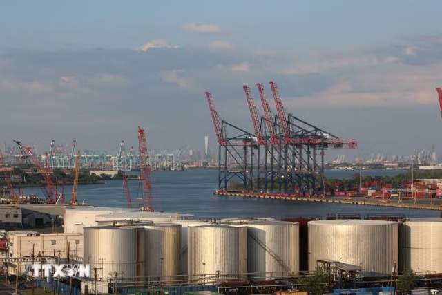 Bể chứa dầu tại cảng New York và New Jersey, Mỹ. (Ảnh: THX/TTXVN phát)