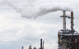 Giá dầu Brent tăng lên hơn 105 USD sau vụ tấn công sân bay ở Saudi Arabia