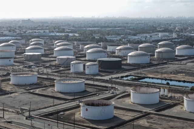 Giá dầu Brent vượt 106 USD/thùng