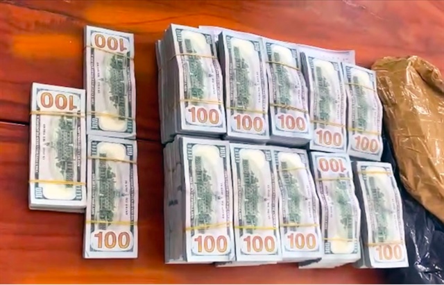 2 nhân viên ngân hàng 'tiếp tay' cho đường dây vận chuyển 52 triệu USD qua biên giới