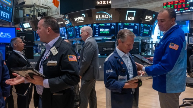 Đảo chiều giữa phiên, Dow Jones giảm gần 200 điểm