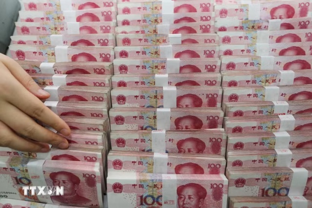 Đồng tiền mệnh giá 100 nhân dân tệ của Trung Quốc. (Ảnh: AFP/TTXVN)