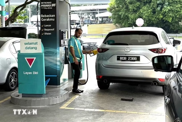 Một trạm xăng dầu của Petronas tại Kuala Lumpur. (Ảnh: Bình Thanh/TTXVN)