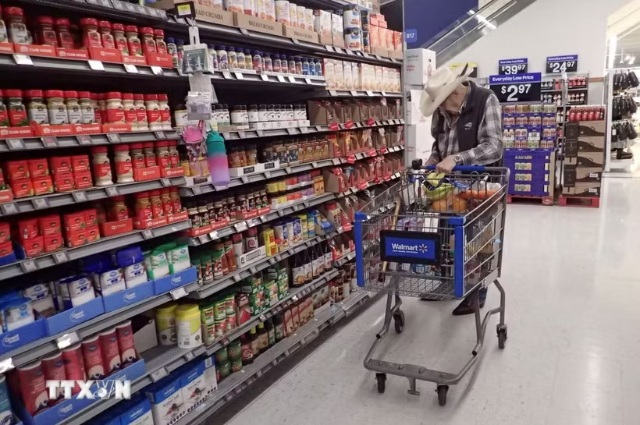 Người tiêu dùng chọn mua hàng hoá trong cửa hàng của Walmart ở Vancouver, Canada ngày 20/4/2026. (Ảnh: THX/TTXVN)