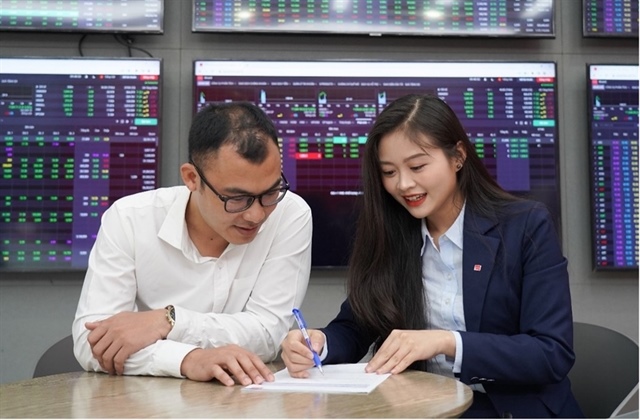 Sell-off risks rise as VN-Index nears resistance: experts